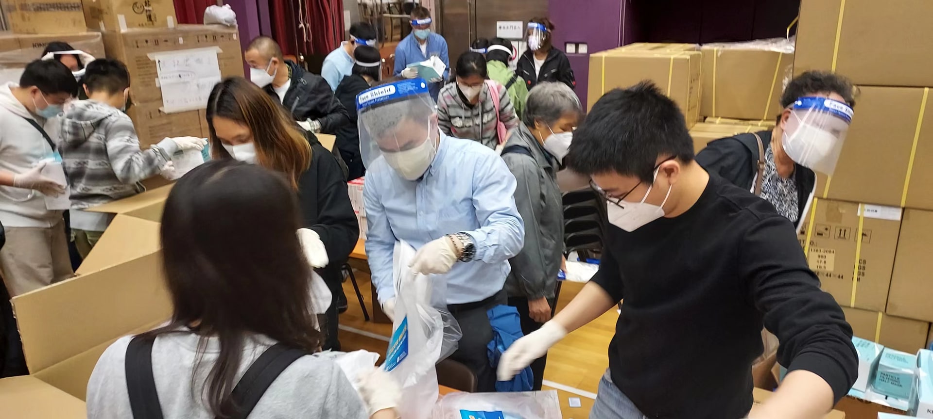 2022年3月20日，香港爆发第五波疫情，在这个危急时期，同事们自发参与全港《包装及派送防疫包活动》，共度时艰。