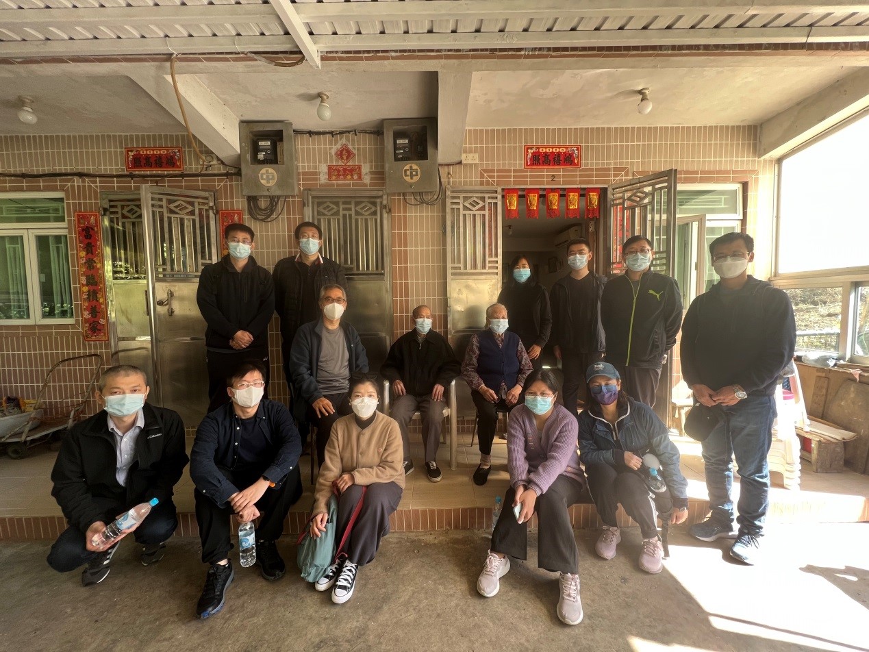 2022年12月24日，港专公司员工走进香港社区，关爱老人，看望和慰问老人。